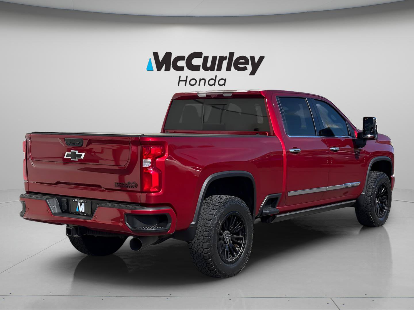 Used 2024 Chevrolet Silverado 2500 High Country w/ Technology Package AWD/4WD image 3