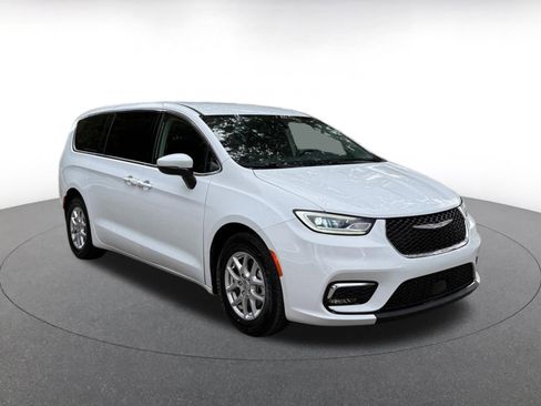 Used 2023 Chrysler Pacifica Touring-L image 1