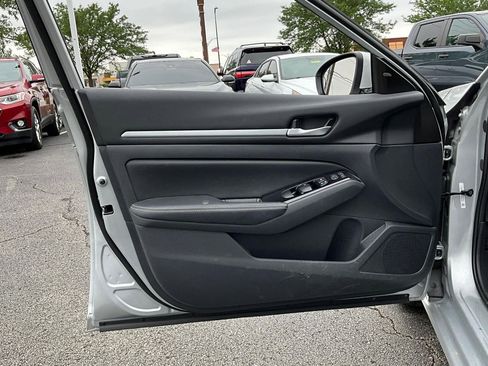 Used 2025 Nissan Altima 2.5 SL FWD image 18