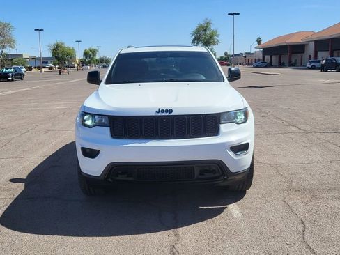 Used 2019 Jeep Grand Cherokee Laredo image 3