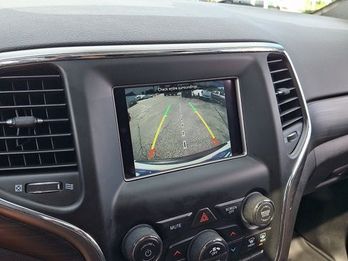Used 2019 Jeep Grand Cherokee Laredo AWD/4WD image 19
