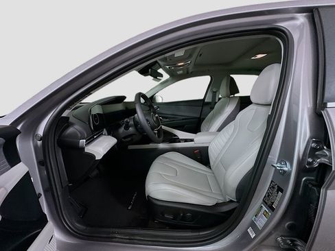 New 2025 Hyundai Elantra Limited image 16