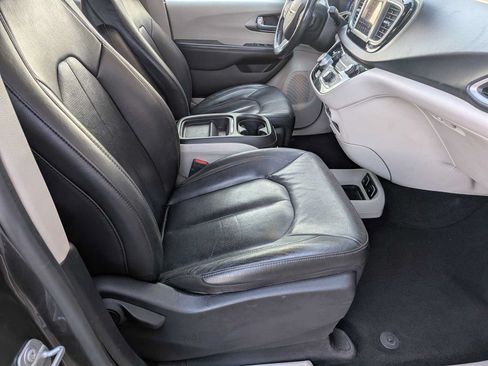 Used 2020 Chrysler Pacifica Touring-L FWD image 19