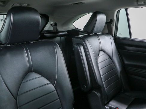 Used 2024 Toyota Highlander XLE FWD image 30