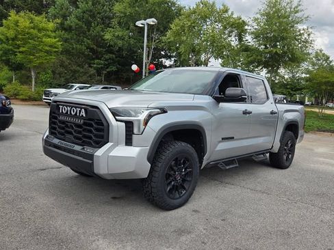 Used 2022 Toyota Tundra SR5 w/ SR5 Convenience Package AWD/4WD image 4