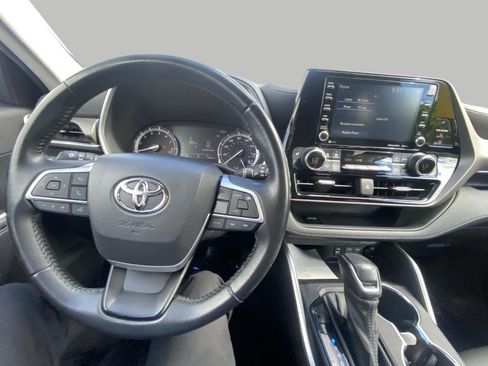 Used 2022 Toyota Highlander XLE AWD/4WD image 16
