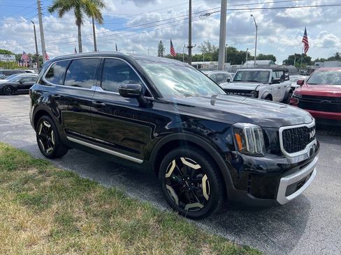 Used 2023 Kia Telluride EX w/ EX Captain's Chair Package FWD image 4