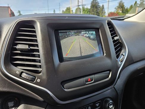Used 2019 Jeep Cherokee Latitude Plus AWD/4WD image 26