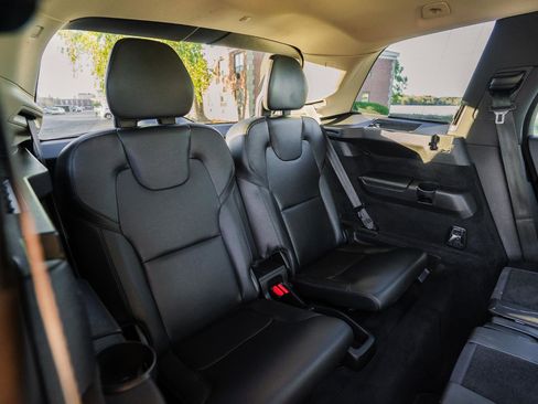 Used 2022 Volvo XC90 T6 Momentum w/ Climate Package image 38