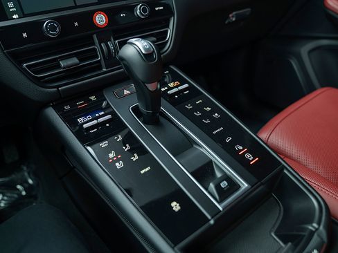 Certified 2025 Porsche Macan image 13