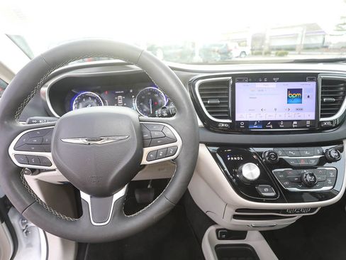 Used 2024 Chrysler Pacifica Touring-L image 12