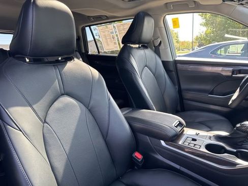 Used 2023 Toyota Highlander Limited image 8