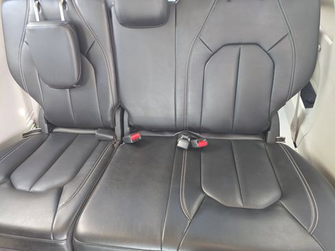 Used 2023 Chrysler Pacifica Touring-L image 18