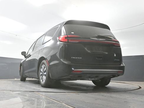 Used 2023 Chrysler Pacifica Touring-L image 32