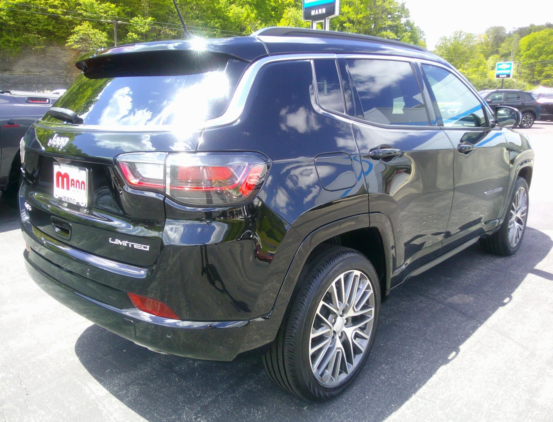 Used 2023 Jeep Compass Limited w/ Elite Group AWD/4WD image 4