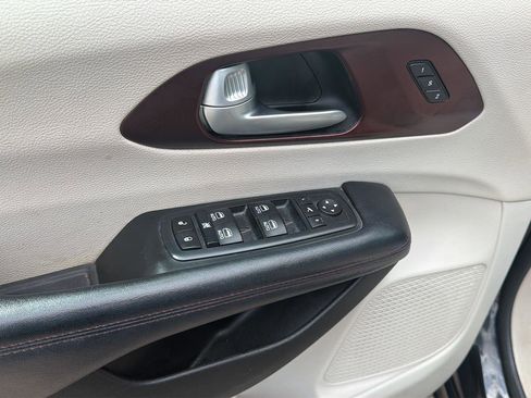 Used 2017 Chrysler Pacifica Limited w/ Advanced Safetytec Group FWD image 14