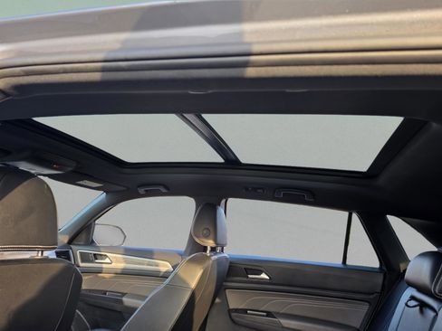 Used 2022 Volkswagen Atlas Cross Sport SE image 19