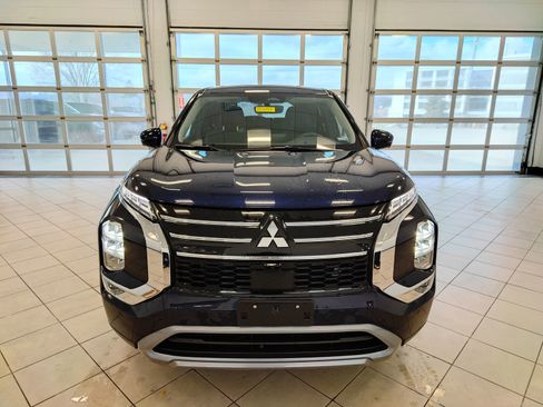 Used 2025 Mitsubishi Outlander SE image 9