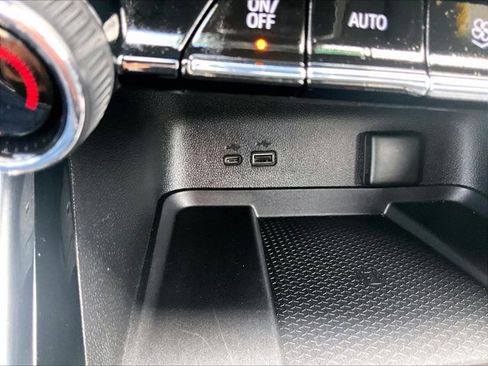 Used 2025 Chevrolet Traverse RS FWD image 26