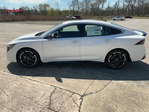 New 2026 Nissan Sentra SR w/ SR Premium Package FWD image 17