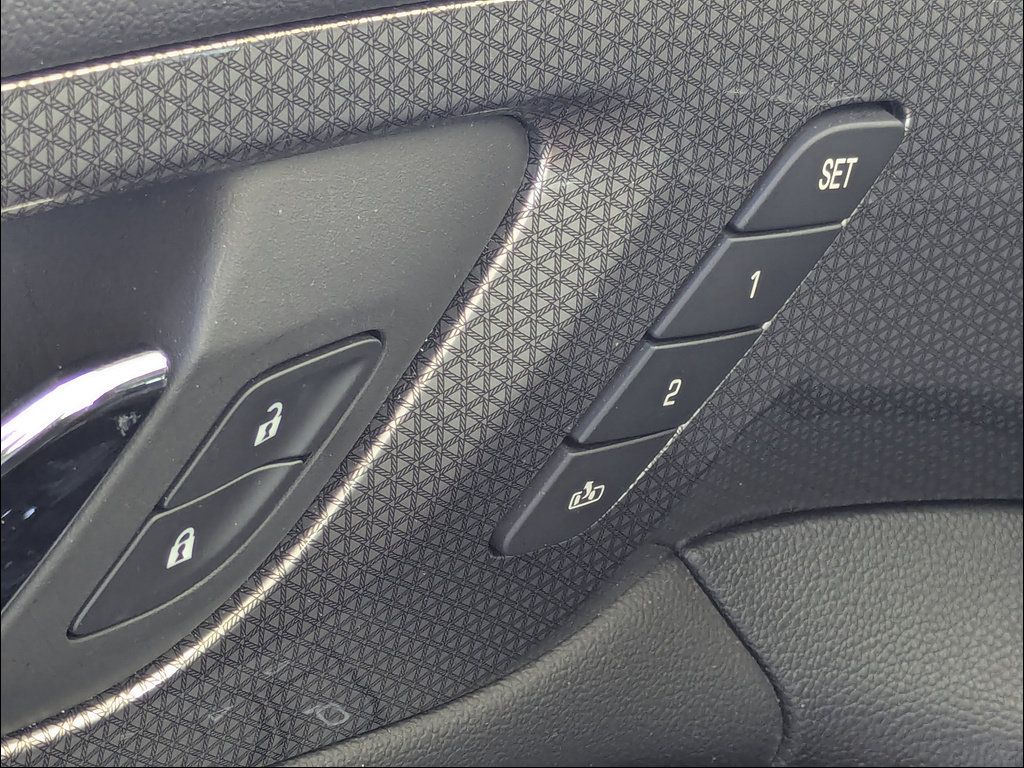 Used 2023 Chevrolet Traverse Premier FWD image 21