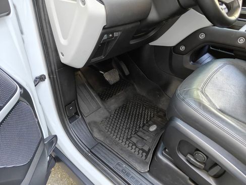 Used 2023 Land Rover Defender 90 SE AWD/4WD image 25