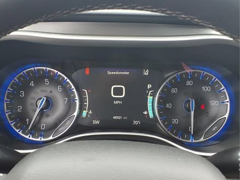 Used 2024 Chrysler Pacifica Touring-L FWD image 11
