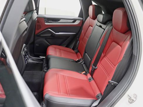 Used 2024 Porsche Cayenne image 31