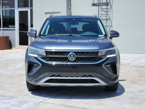 Used 2022 Volkswagen Taos SE w/ Panoramic Sunroof Package FWD image 4