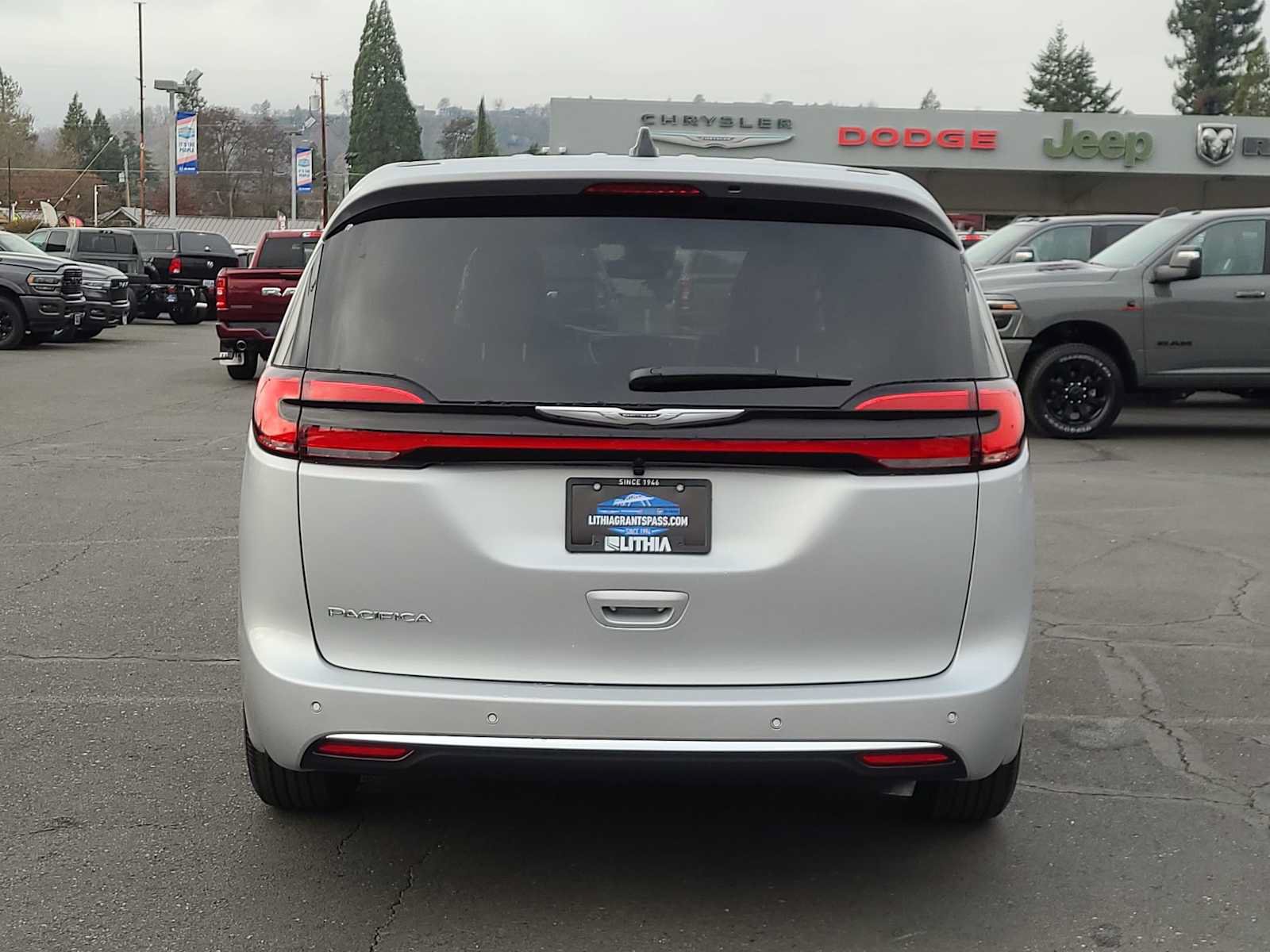 New 2026 Chrysler Pacifica Select FWD image 13