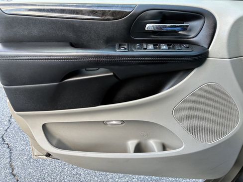 Used 2014 Dodge Grand Caravan SXT image 12