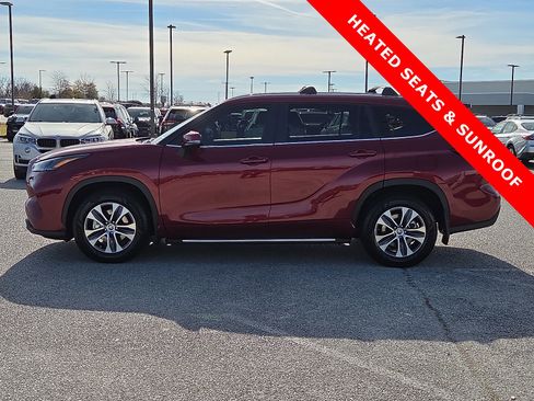 Used 2024 Toyota Highlander XLE image 3