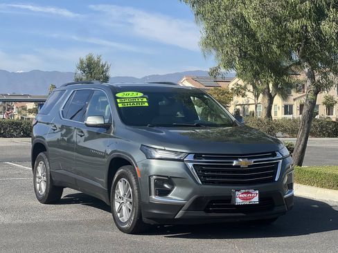 Used 2023 Chevrolet Traverse LT FWD image 2