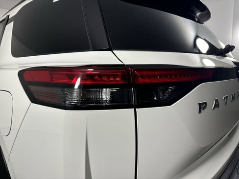 Certified 2025 Nissan Pathfinder SV image 32