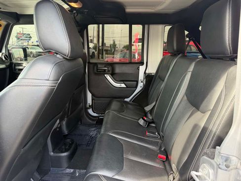 Used 2016 Jeep Wrangler Unlimited Sahara w/ Connectivity Group AWD/4WD image 12