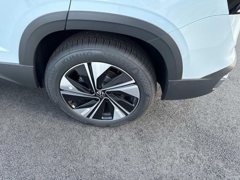 New 2025 Volkswagen Taos SE image 5