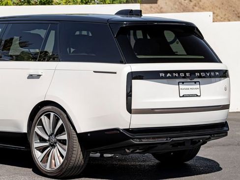 Used 2025 Land Rover Range Rover SV AWD/4WD image 10