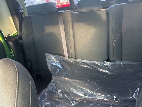 Used 2025 Jeep Gladiator Sport image 9