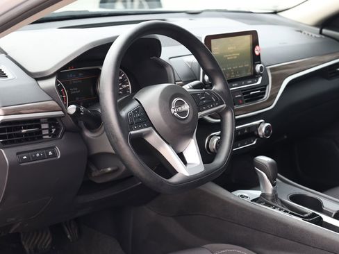 Used 2025 Nissan Altima 2.5 SV image 12