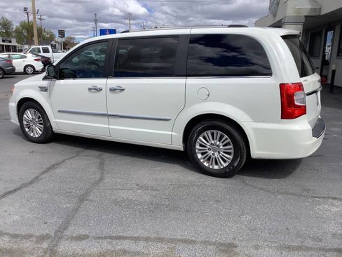 Used 2012 Chrysler Town & Country Limited image 18