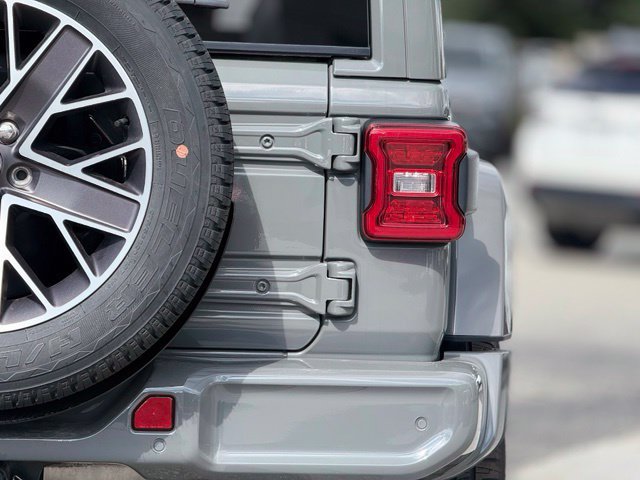 Used 2023 Jeep Wrangler Unlimited Sahara AWD/4WD image 6