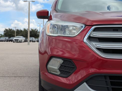 Used 2019 Ford Escape SE FWD image 10