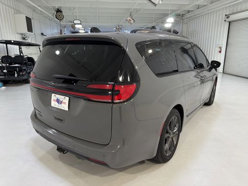 Used 2023 Chrysler Pacifica Touring-L w/ Road Tripper Package FWD image 5