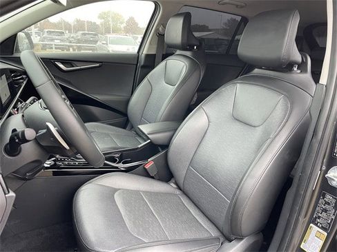 Used 2024 Kia Niro SX Touring image 25