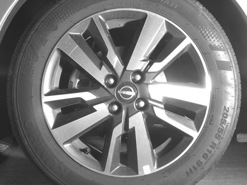 Used 2025 Nissan Versa SV FWD image 12