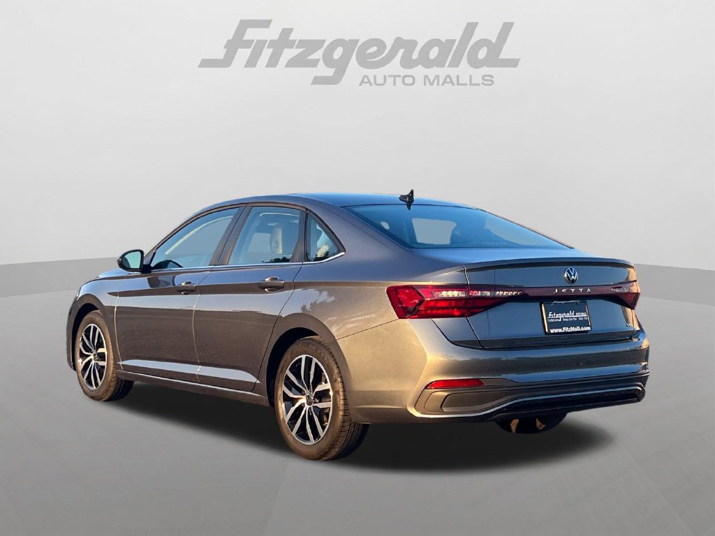 Used 2025 Volkswagen Jetta SE FWD image 9