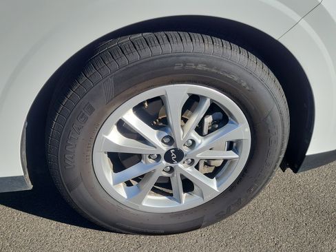 Used 2024 Kia Carnival LX image 7