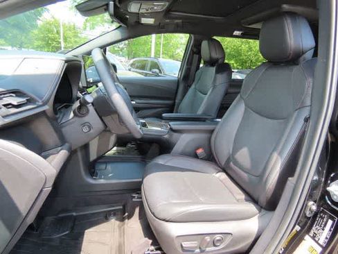 Used 2025 Toyota Sienna Platinum AWD/4WD image 14
