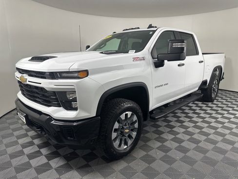 Used 2025 Chevrolet Silverado 2500 Custom w/ Custom Value Package image 6