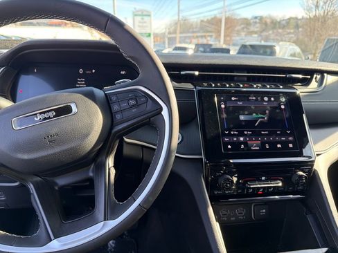 Certified 2025 Jeep Grand Cherokee L Laredo image 18